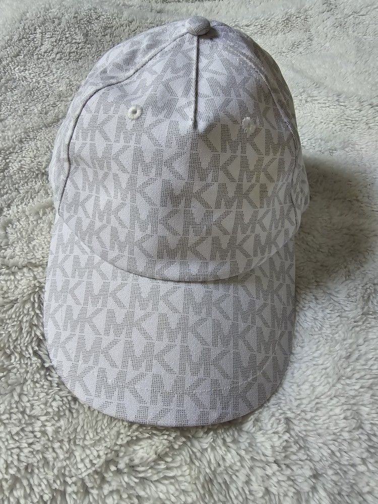 🧢 Original Michael Kors White Summer Cap – stylish and practical!