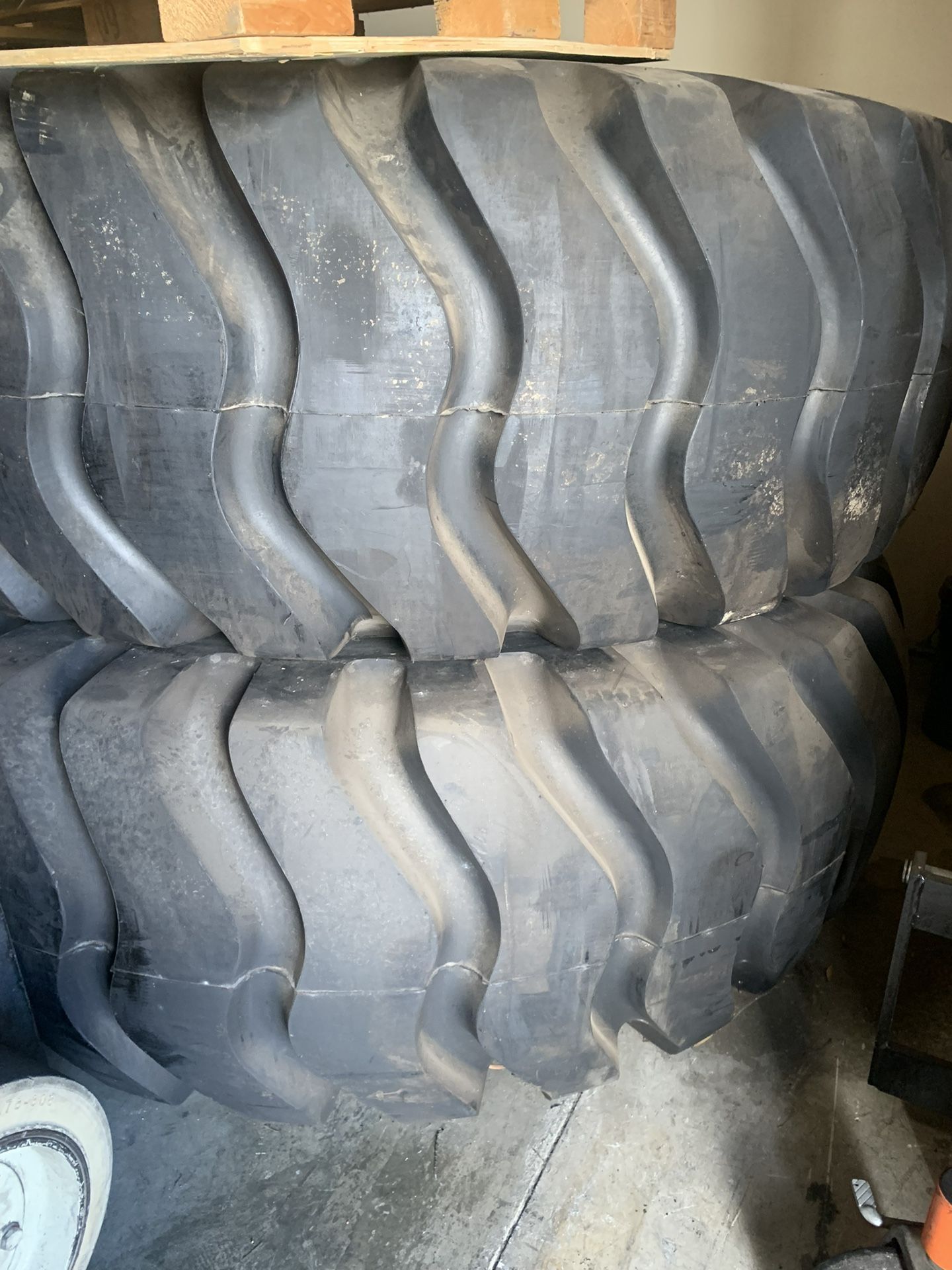 TwoTire 18.00x25! $2200