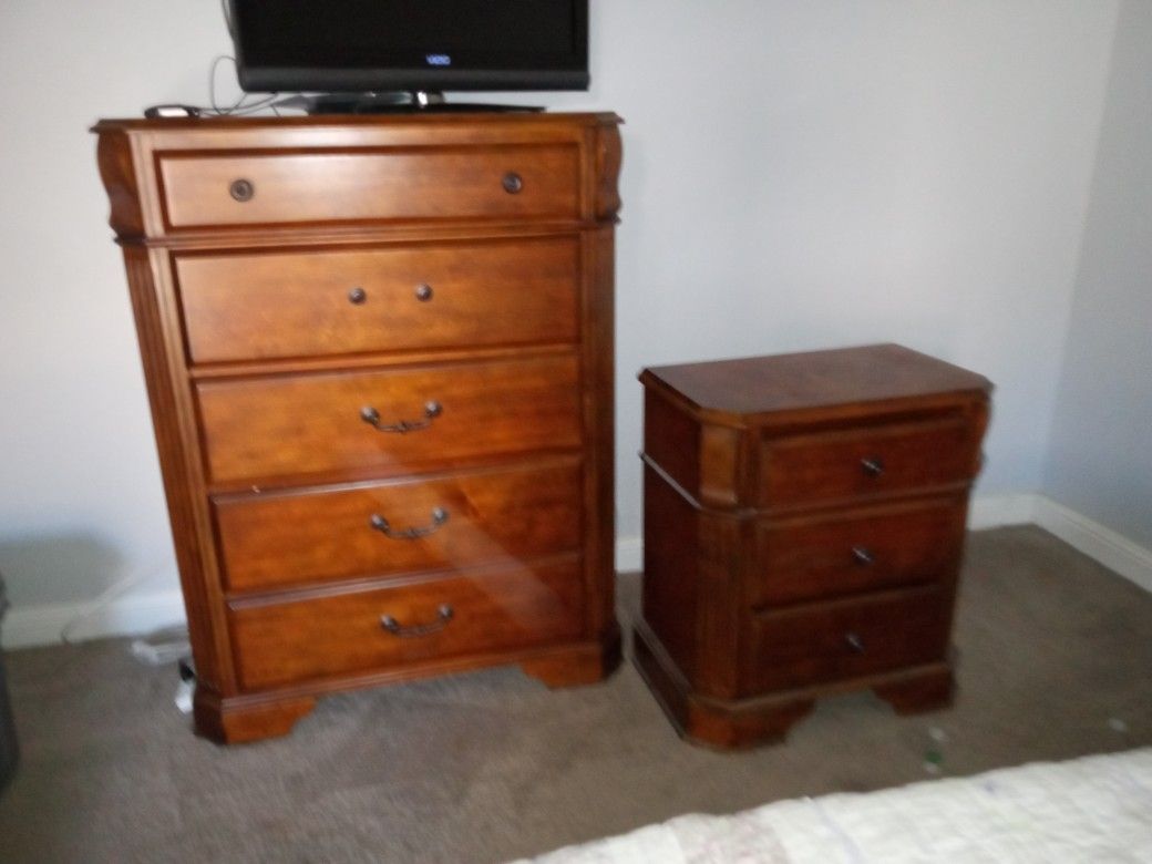 Dresser and 2 nightstands 