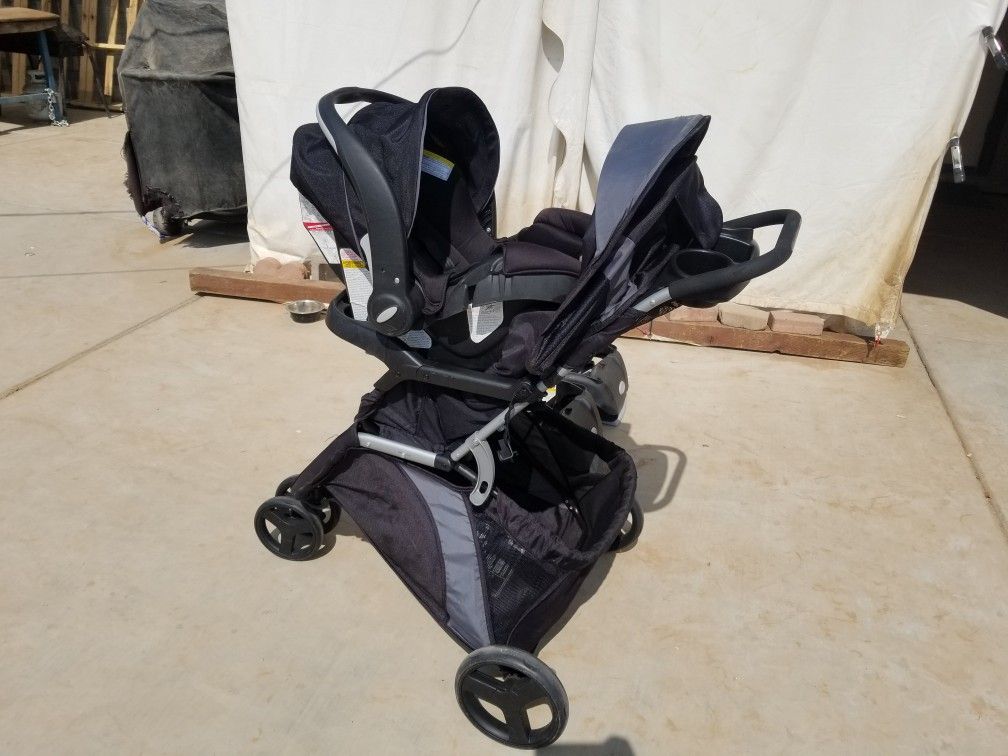 Stroller with carseat and 2 bases