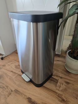 Trash Can Glad 20 gallons antimicrobial Lid (Almost New)