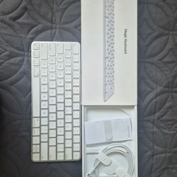 Apple Magic Keyboard Mint Condition Comes With Charger 