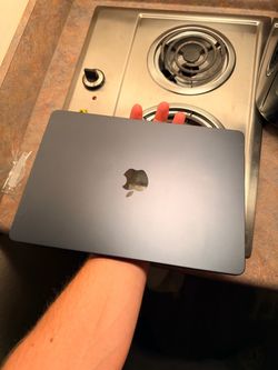 Macbook Air (2022) M2 Chip (Black)