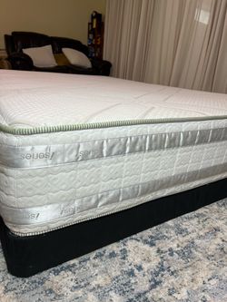 Iseries queen mattress and boxspring. It’s good condition.