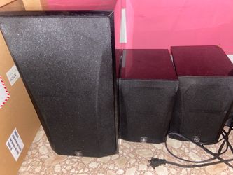 Yamaha bookshelf speakers (4 in total)