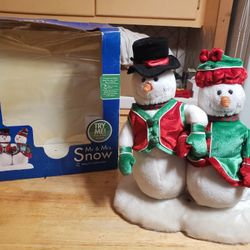 Mr & Mrs. Snow BATTERIES NOT INCLUDED 