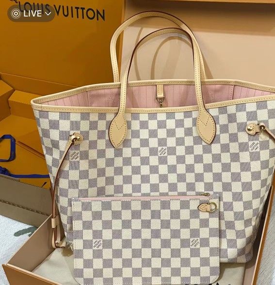 Blue checkered handbag, with pink interior and small compartments inside