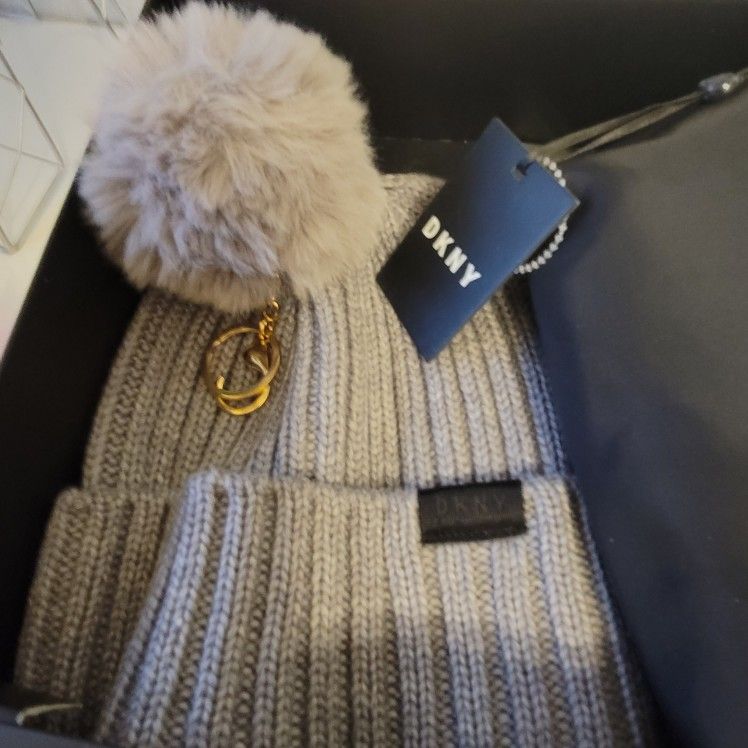 DKNY Gray Ribbed Beanie Hat and Logo Pouch Gift Set MSRP $138 New DKNY Gray Ribbed Beanie Hat and Logo Pouch Gift Set MSRP $138 main image 3