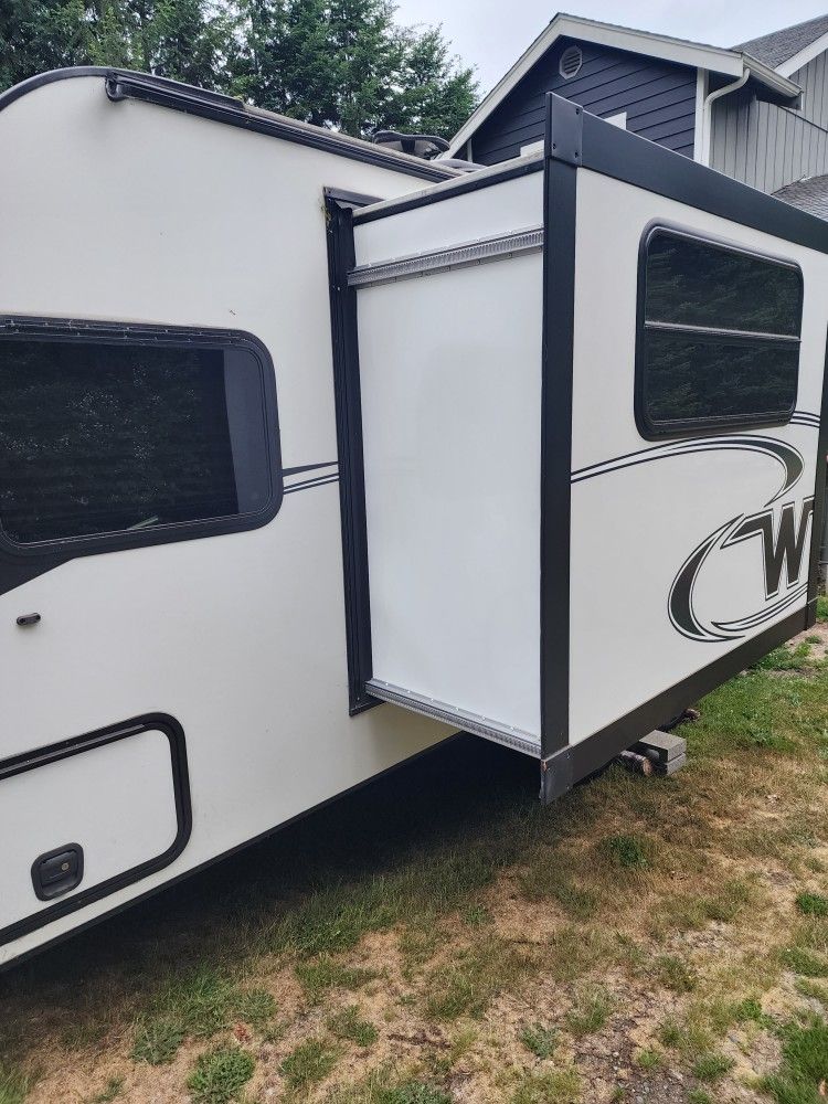 2018 Winnebago Bunkhouse Travel trailer with Slideout. for Sale in Gig Harbor, WA OfferUp