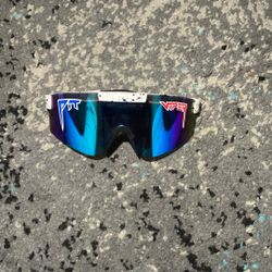 Pit vipers color white, size is adjustable 