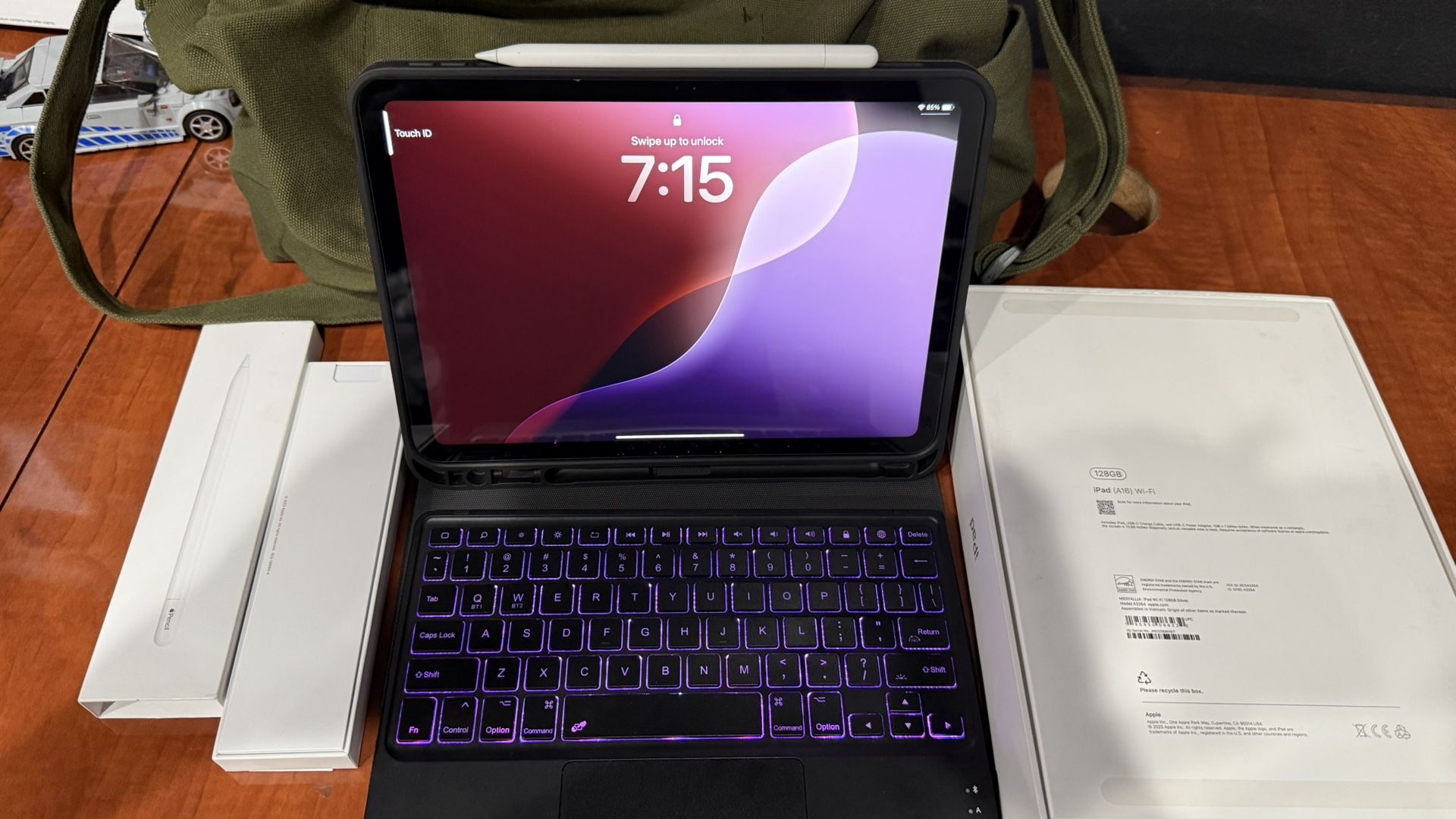 ipad silver 2025 128 GB A16 and Apple pencil usb-c and protective ipad case with mini keyboard (read description)