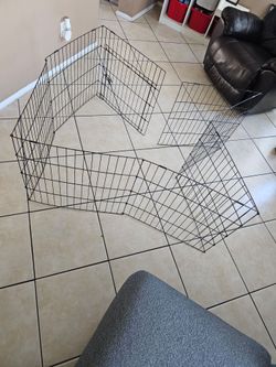 Pet gate/ kennel with door