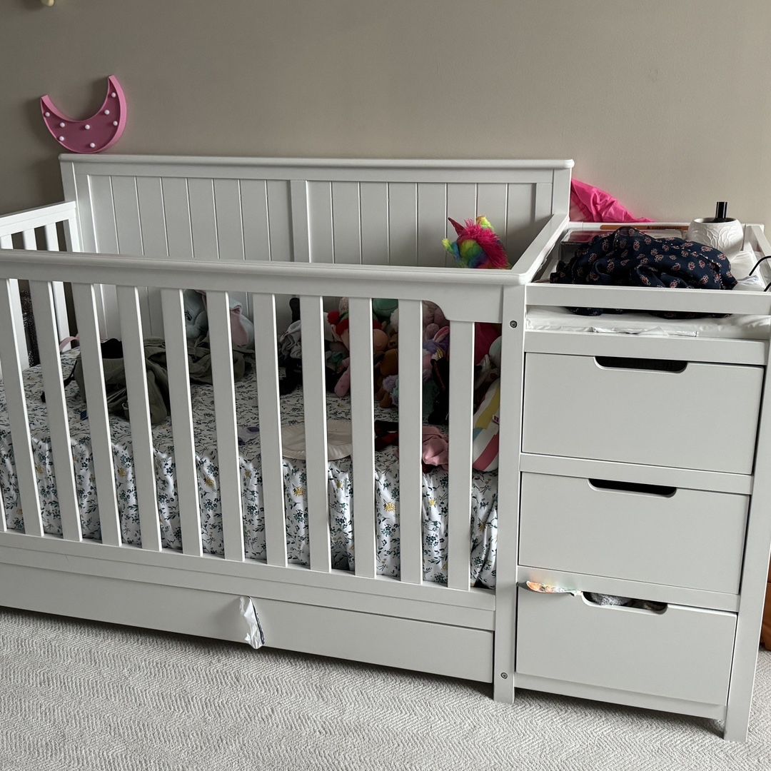 Barely Used Crib with Changing Table and matress
