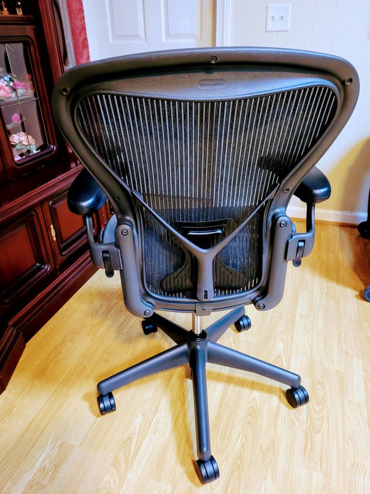 Herman Miller Posturefit Back Support Size B Chair Fully Loaded With Adjustable Arm It's Like New Condition. 