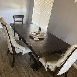 Dinner table/ dining room table with chairs