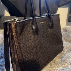 MICHAEL KORS PURSE ORIGINAL PRICE 160$ Doing 75/70$!