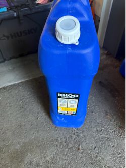 2 igloo cargo 6 gallon water containers