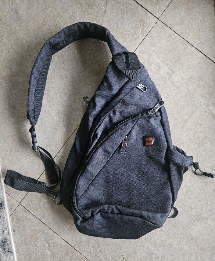 SWISSGEAR Black Men's Crossbody Adjustable Strap Bag for Travel and Hiking. Unisex