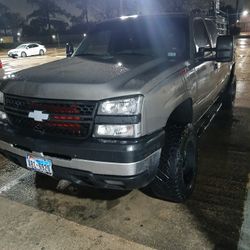 2003 Chevy Silverado 2500hd 4x4.....