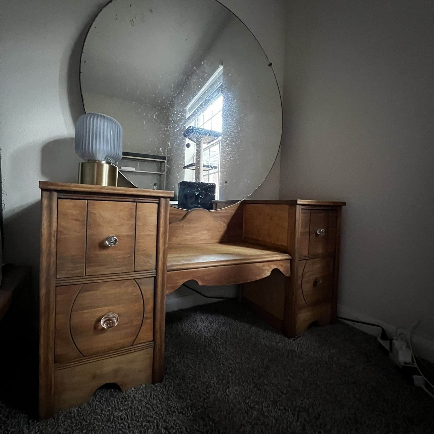 Vintage Vanity With 36 Circular Mirror for Sale in Houston, TX - OfferUp