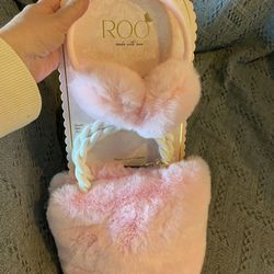 Fluffy pink girls’ purse with matching fluffy earmuffs