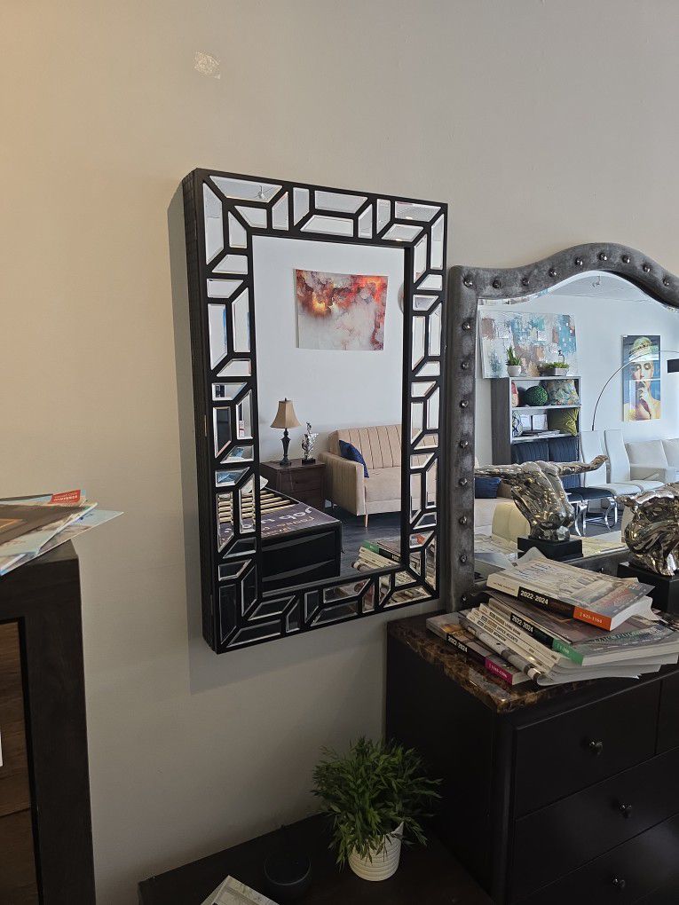 Mirror - cabinet for keys and other items.
