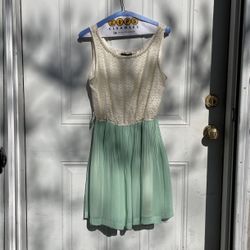 Beautiful Impeccable Dress To Use For Upcoming Graduation Or Dances