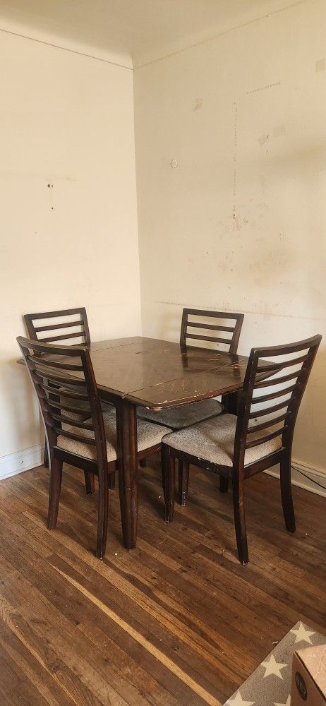 Dining Table ( 4 Seater )
