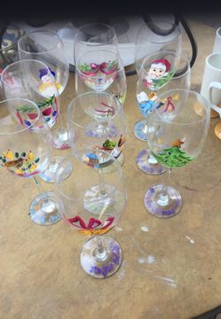 10 Christmas wine glasses.