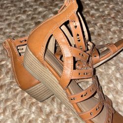 American Eagle girls kids childs Gladiator brown gold sandals heels shoes size 2