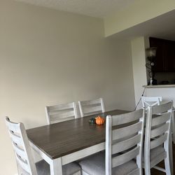 City Furniture Table with 5 chairs.(used about 4 times)