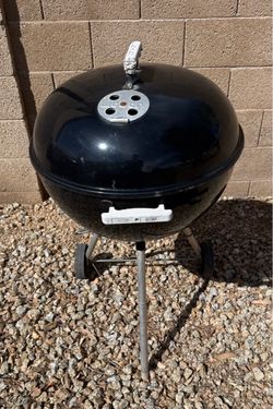 Original Weber Kettle 22 in. Charcoal Grill in Black with cover