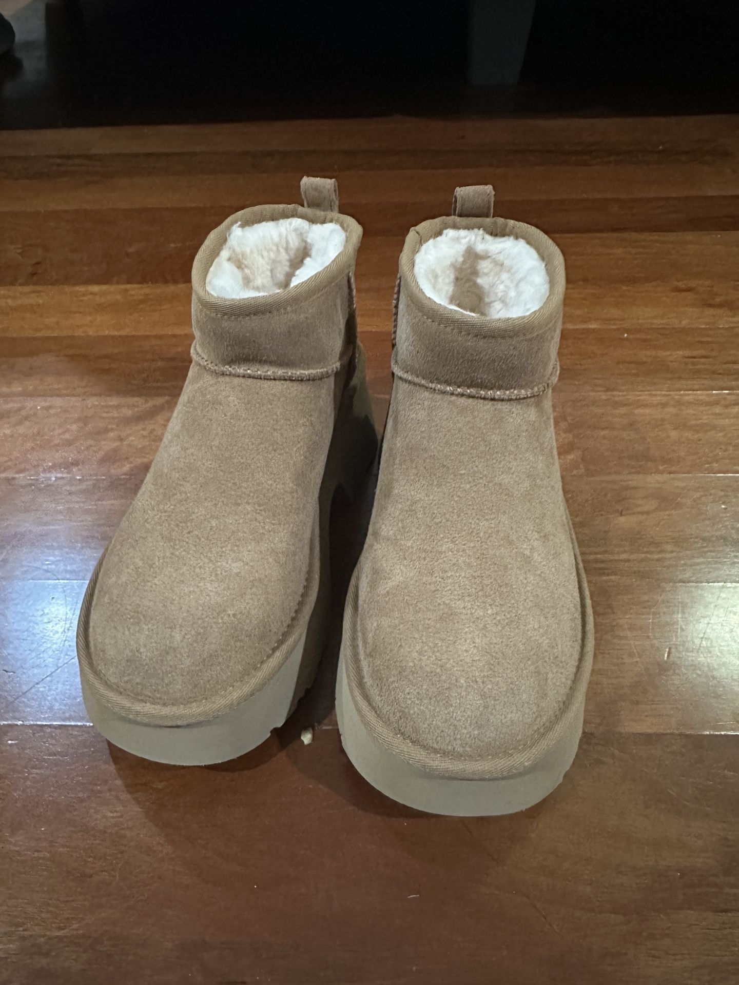 Brand New UGG Women Platform Boots Size 6