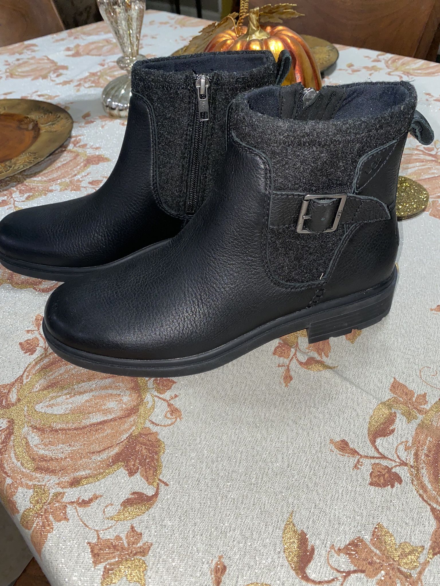 BOOTS UGG Size 9.5 (New)