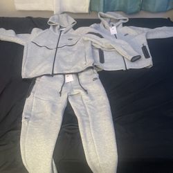 Brand new nike tech sweatsuit 