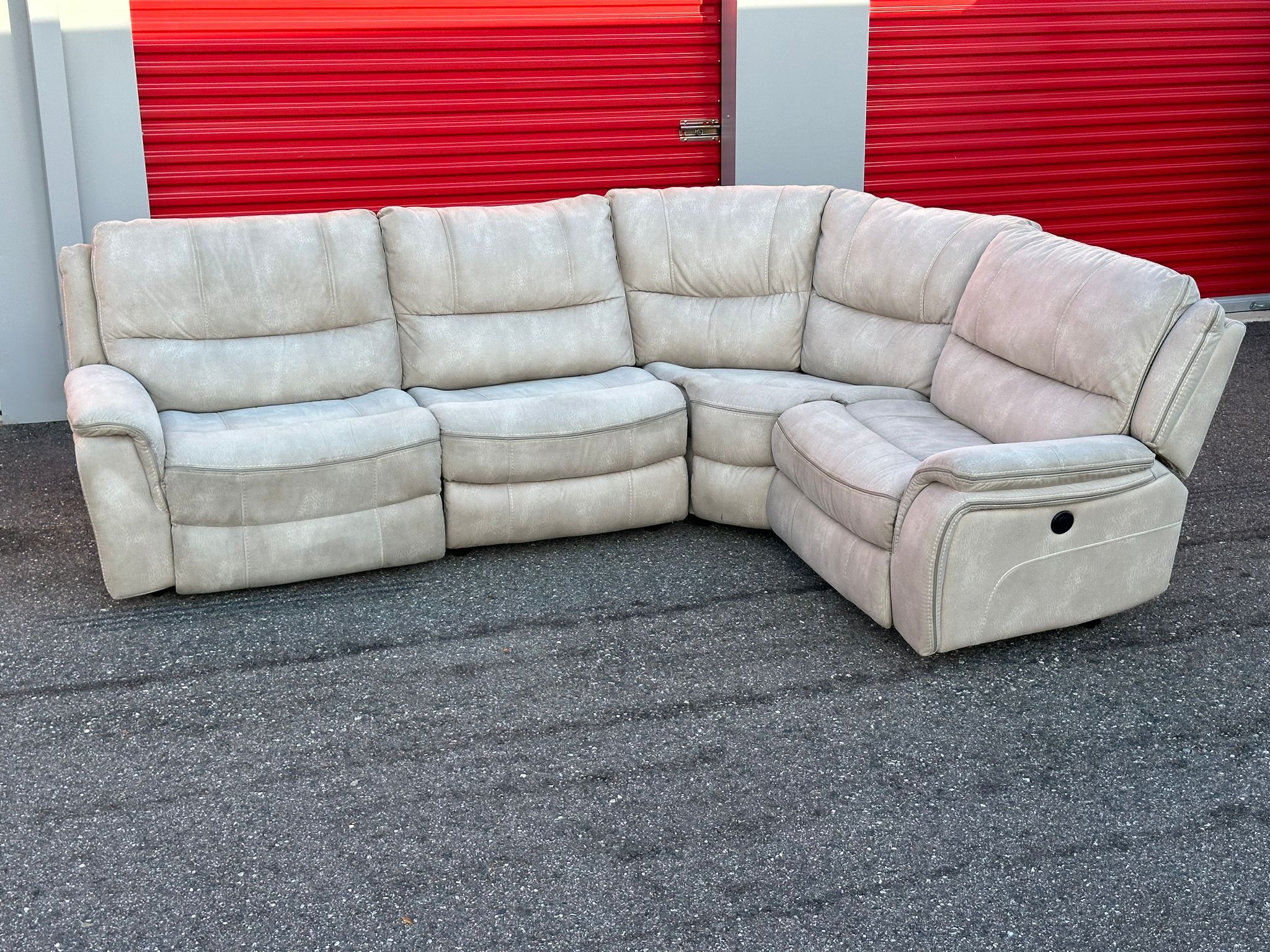 BEIGE MODULAR RECLINER SECTIONAL COUCH IN GREAT CONDITION DELIVERY