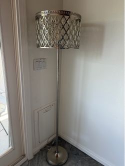 Elegant Floor Lamp – Excellent Condition