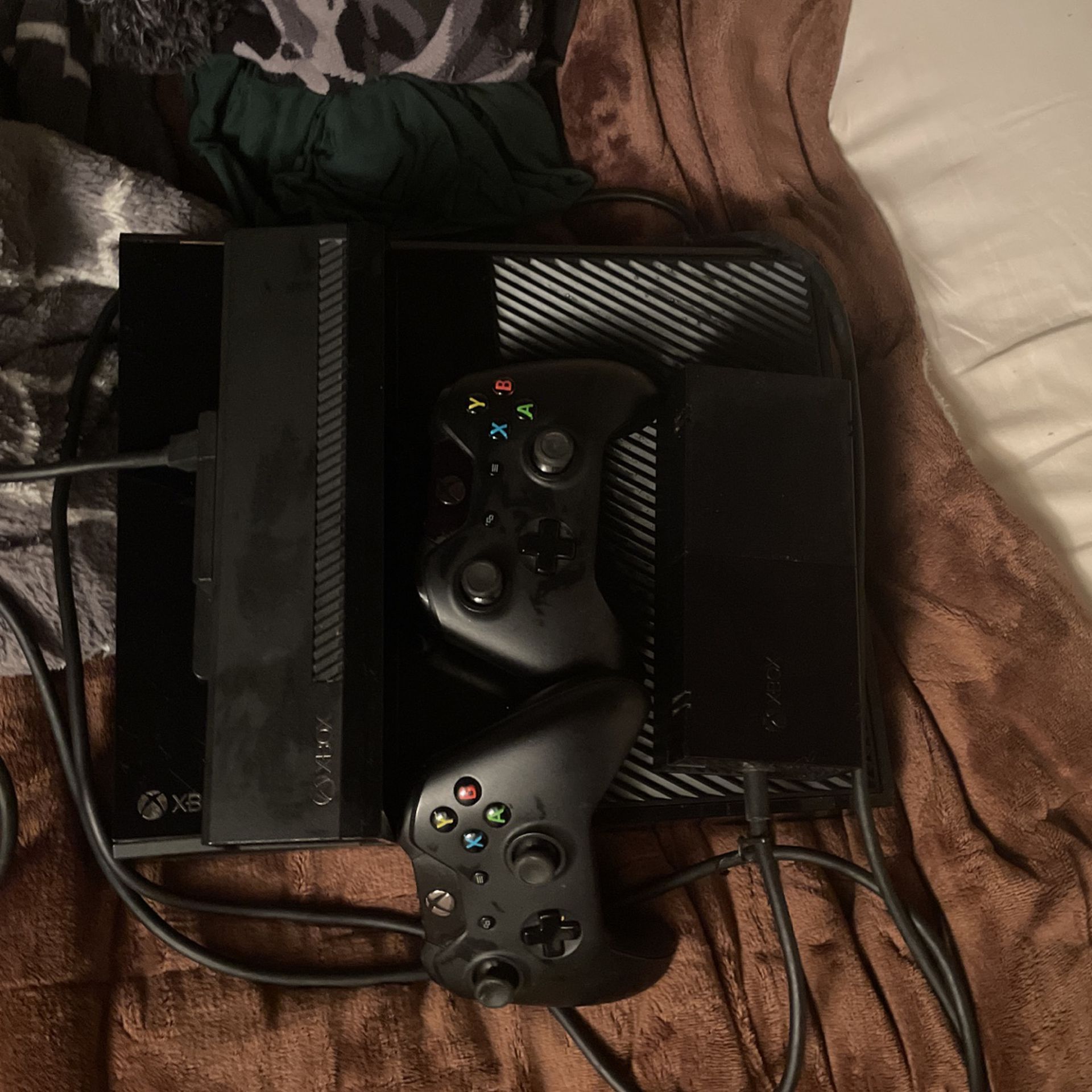 Xbox 360 Comes With 2 Controllers Working Batteries 