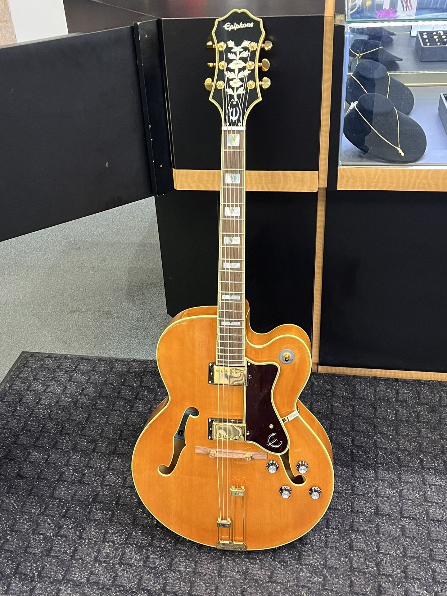 Elpiphone Guitar (837797-1)