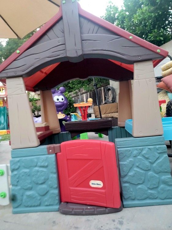 Little tikes Playhouse With Water Table, White Picket Fence And Mailbox