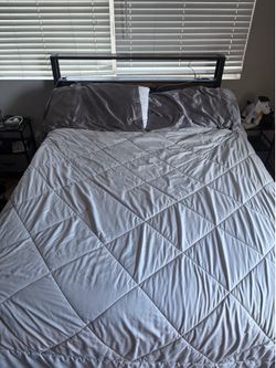 Queen size bed near SDSU Campus