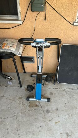 Bicicleta para hacer ejercicio en buenas condiciones, no está nada quebrado, nomás tengo té pegado ahí como usted la mira barata es pequeña