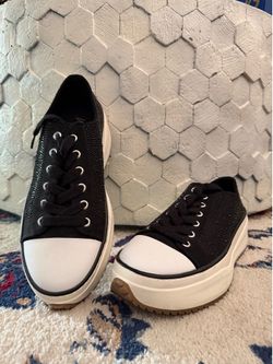 Women’s shoes size 10