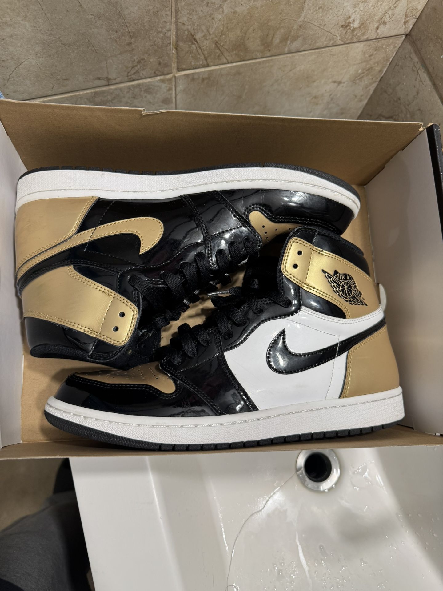 Jordan 1 Gold Toe