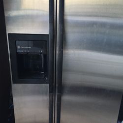 GE Refrigerator With Ice Maker
