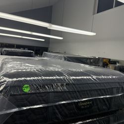 QUEEN SIZE SIMMONS BEAUTYREST BLACK SERIES 3 (PLUSH) PILLOW TOP MATTRESS & BOX SPRING BED SET