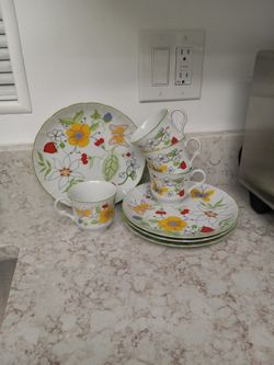 Plates w/Cups Set