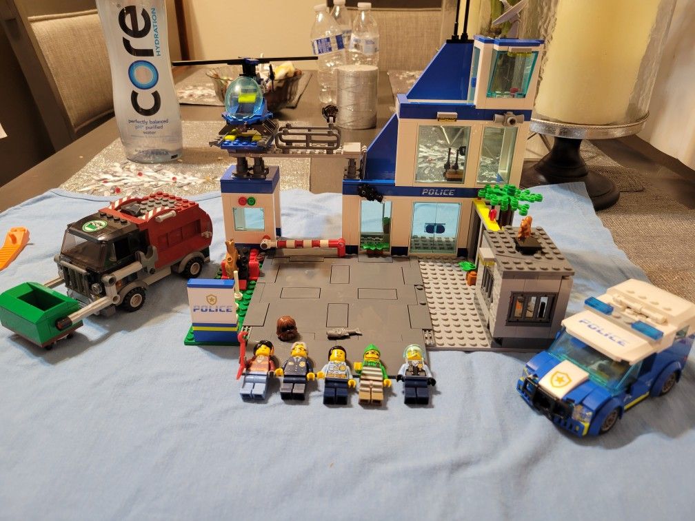 LEGO City set 60316 Police Station with Minifigures & Instructions complete