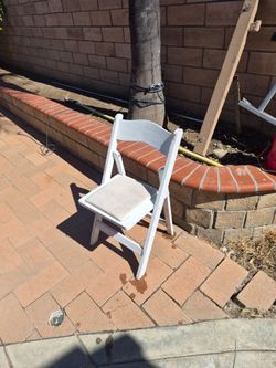 Free  16pz wood Chair