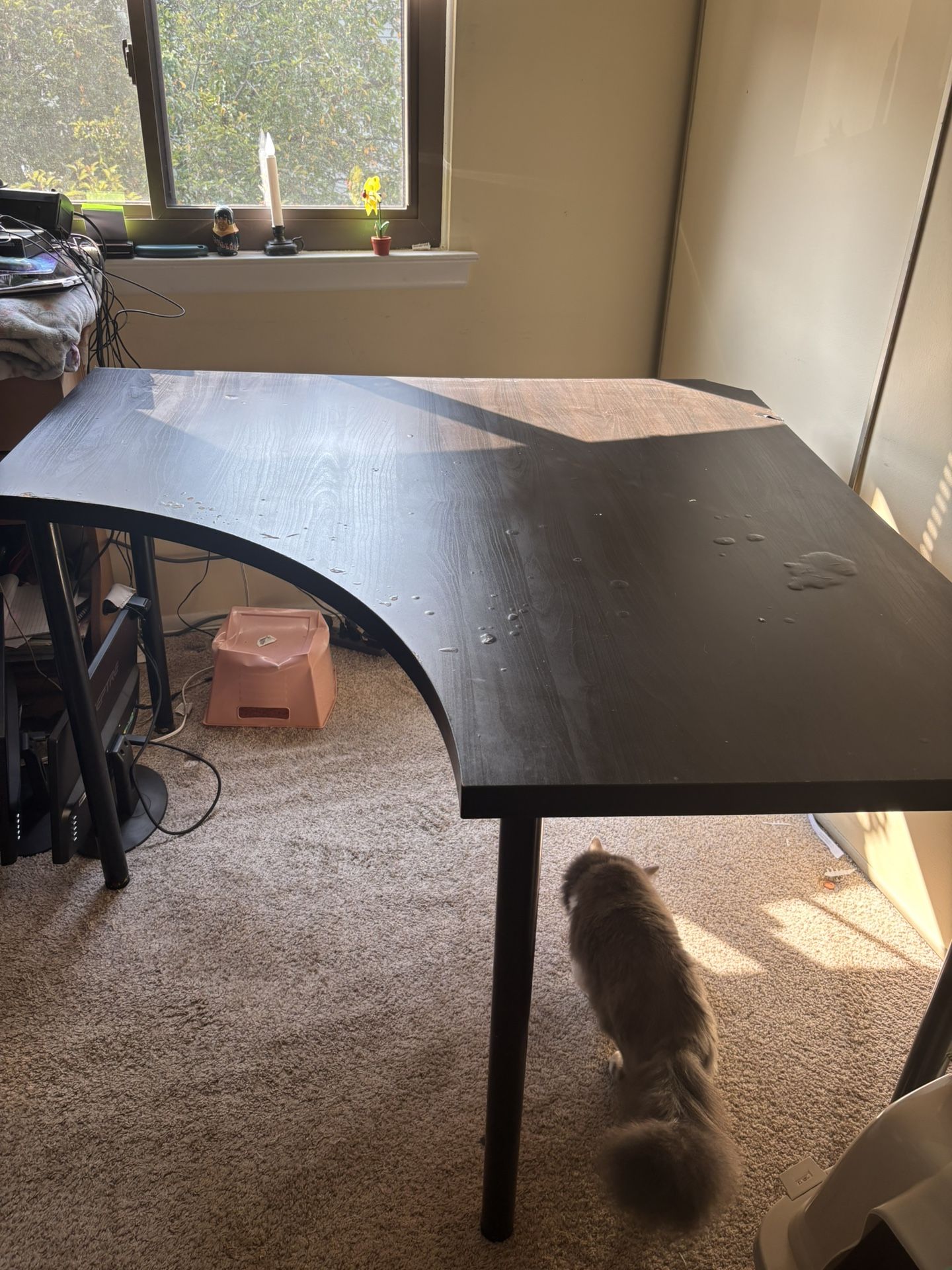 Corner desk